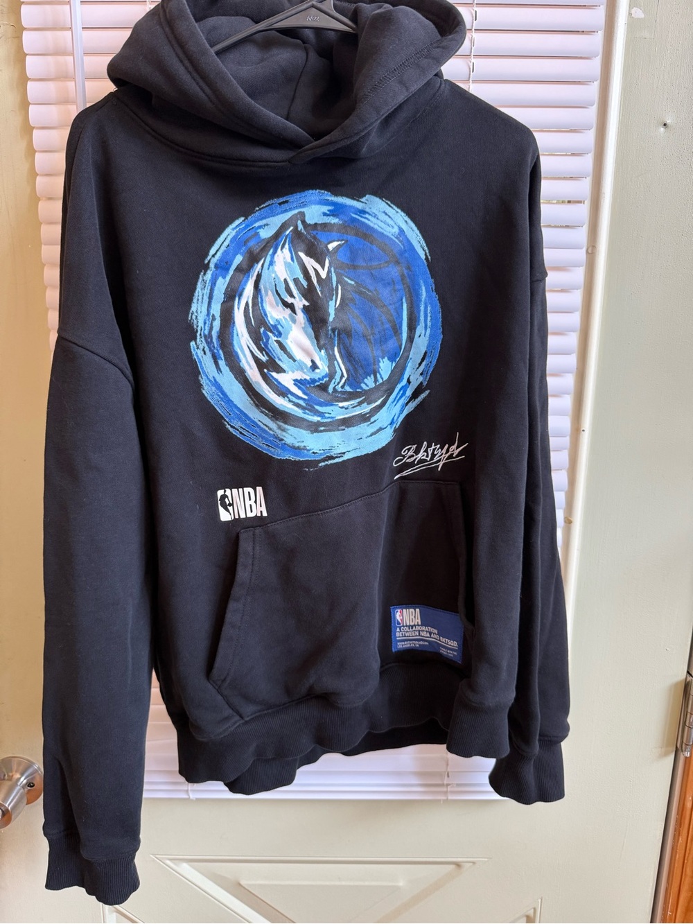 NBA Dallas Mavericks Men's Black Zip-Up Style Hoodie w/ Blue Graphic Size large